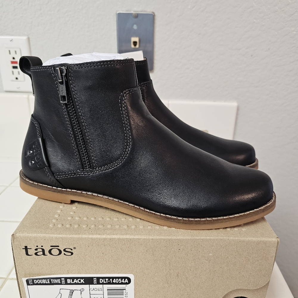 Taos Women's boots size 8.5 M